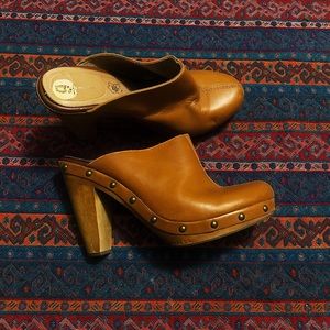 Wood and leather clogs
